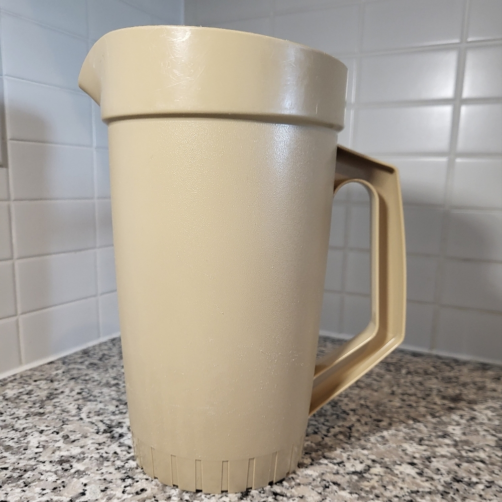 Vintage Beige Tupperware Juice Pitcher White Plunger Lid Collectable 800-1